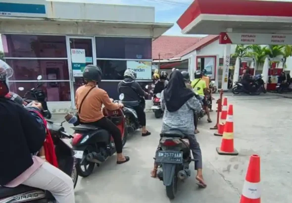 Pengendara-sepeda-motor-antre-untuk-mengisi-Pertalite-di-SPBU-Jalan-Sembilang
