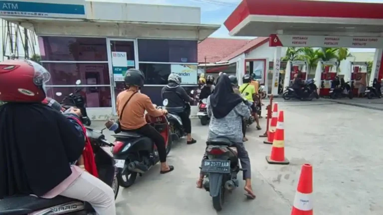 Pengendara-sepeda-motor-antre-untuk-mengisi-Pertalite-di-SPBU-Jalan-Sembilang