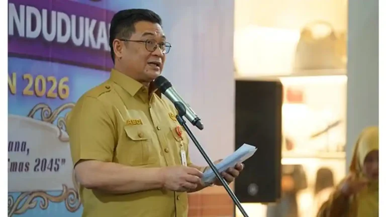 Sekdaprov-Riau-Syahrial-Abdi-di-Kantor-Gubernur-Riau (1)