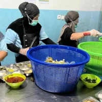 Suasana_penyajian_menu_MBG_di_ruang_pengemasan_SPPG_Marpoyan_Damai_2