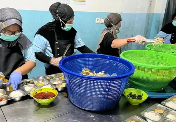 Suasana_penyajian_menu_MBG_di_ruang_pengemasan_SPPG_Marpoyan_Damai_2