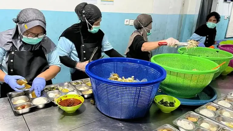 Suasana_penyajian_menu_MBG_di_ruang_pengemasan_SPPG_Marpoyan_Damai_2