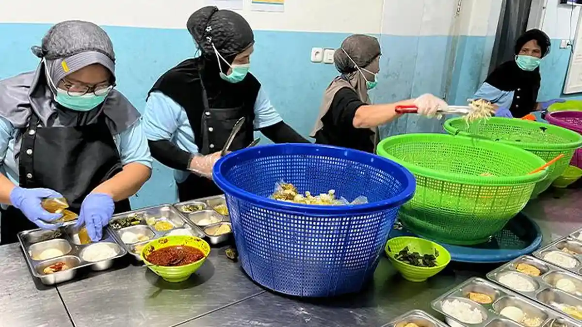 Suasana_penyajian_menu_MBG_di_ruang_pengemasan_SPPG_Marpoyan_Damai_2