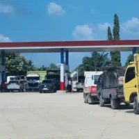 kendaraan-antre-di-SPBU-di-Pelalawan-untuk-mendapatkan-solar
