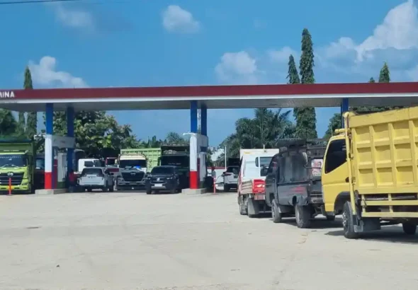 kendaraan-antre-di-SPBU-di-Pelalawan-untuk-mendapatkan-solar