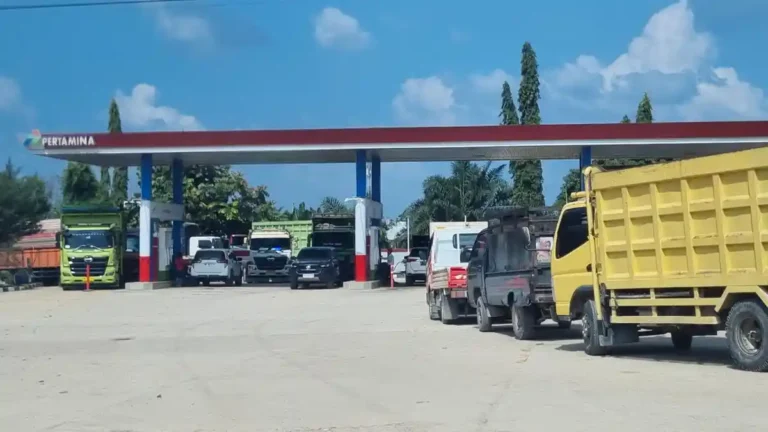 kendaraan-antre-di-SPBU-di-Pelalawan-untuk-mendapatkan-solar